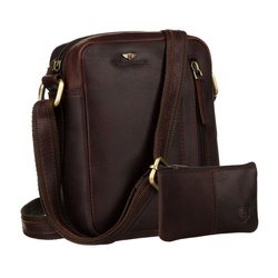 Skórzana listonoszka męska w brązowym kolorze zawieszona na regulowanym pasku - Peterson